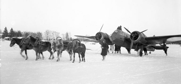 Hevoset vetävät Blenheim-konetta Jukajärvellä