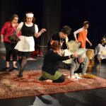 Irtonaiset-teatteriryhmä. Kuva näytelmästä Kahdeksan naista 2014
